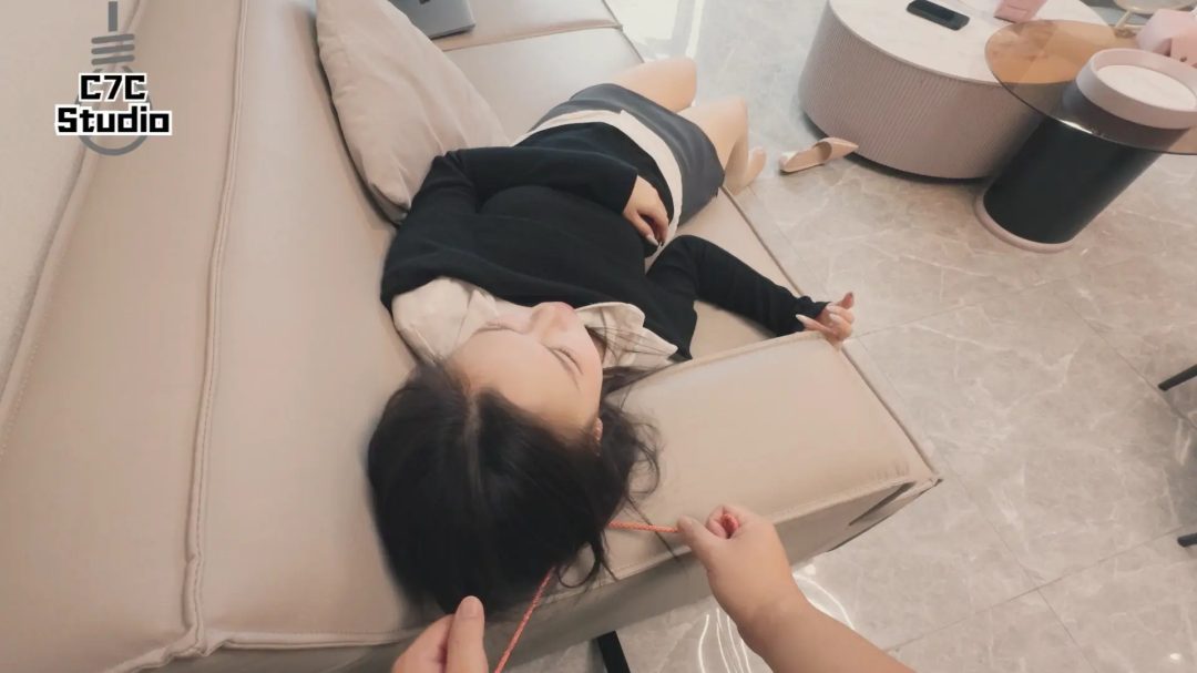 《心理医生小鱼》肉丝美女心理医生被患者翻白眼抽搐-4