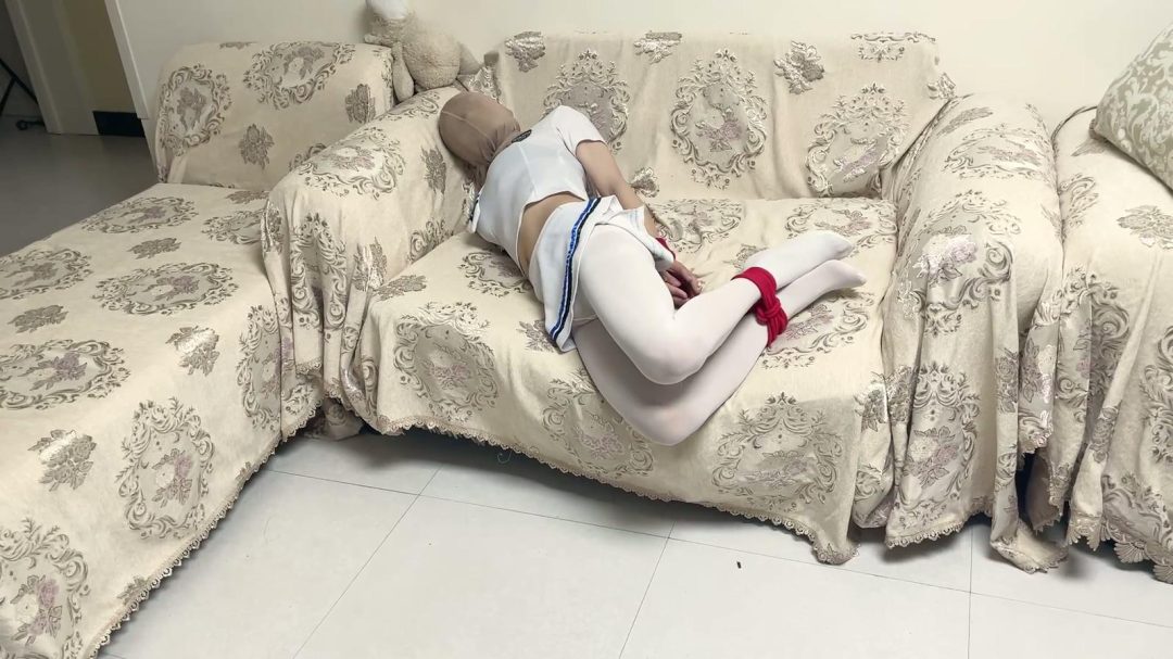 被丝袜套头，后手+腿缚，在沙发上无力反抗-2