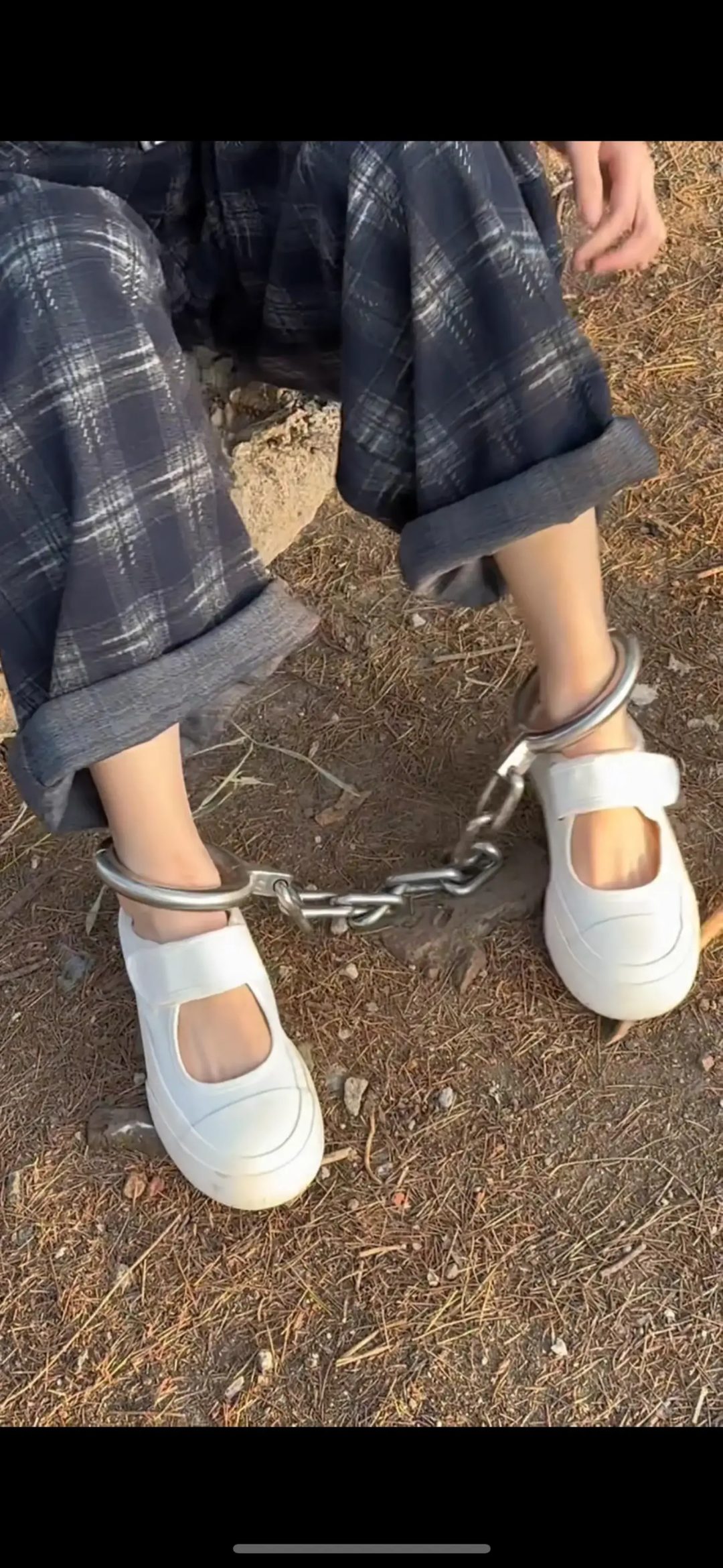两个妹子户外镣铐（下）-3