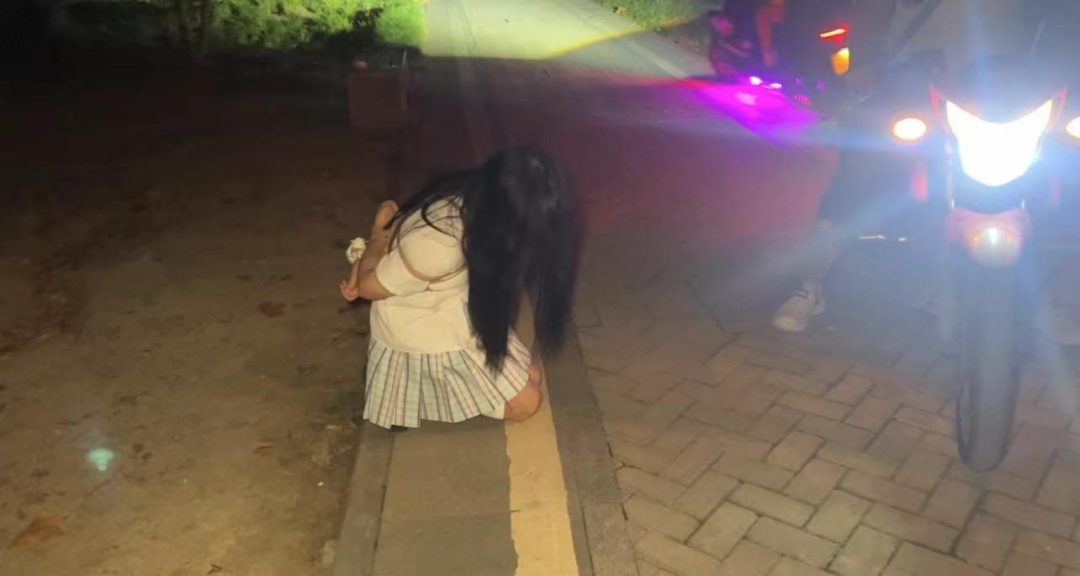 户外捆绑第三弹（桃花公园jk白丝游行）-4