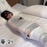 双重感官，先丢麻袋，各种鞭打，戏弄，再裹绷带，做木乃伊