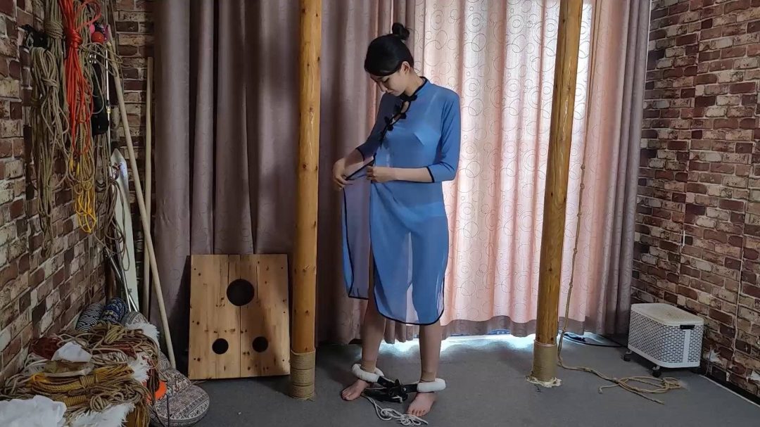 苏樱艰难行走 与柔弱身子形成强烈反差-2