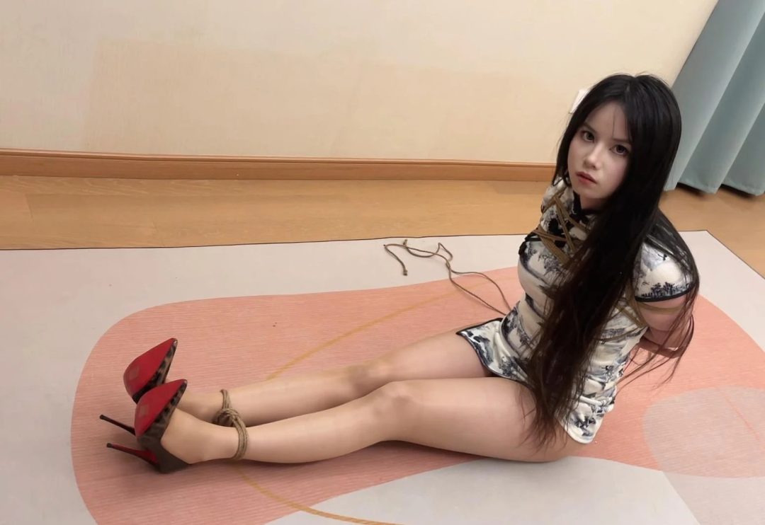 旗袍激光肉丝椅子下的性感绳艺束缚睡美人-2