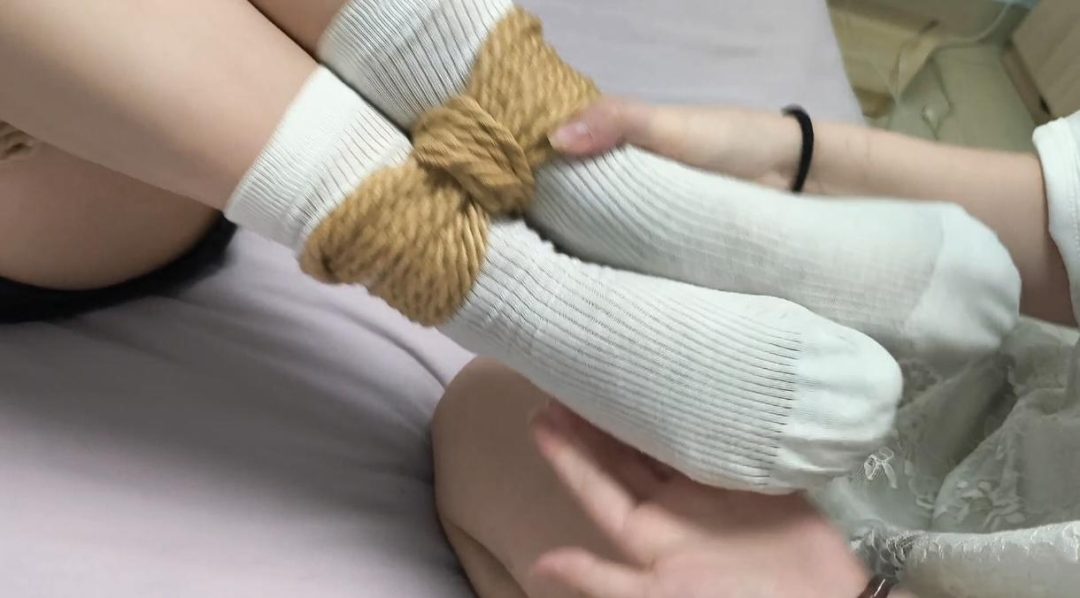 （姐妹绳调日常）晓晨调教香香 女同 捆绑 调教 放置 强制袜子堵嘴-5