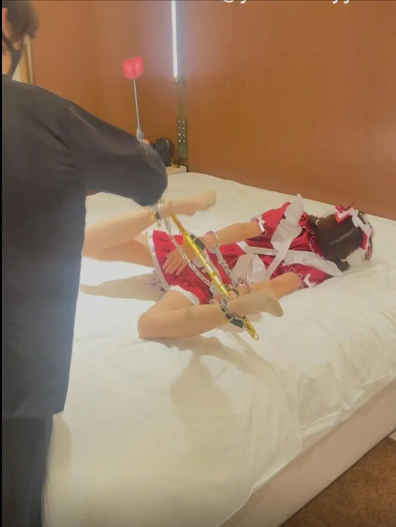 小萝莉穿上女仆装分腿器镣铐挠脚心抽打挣扎+娇喘满满-3
