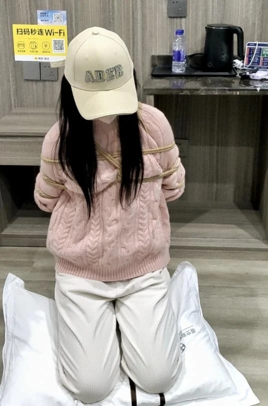 约绑新模高颜值的女护士 五花大绑 罚跪 手铐 单手套-3