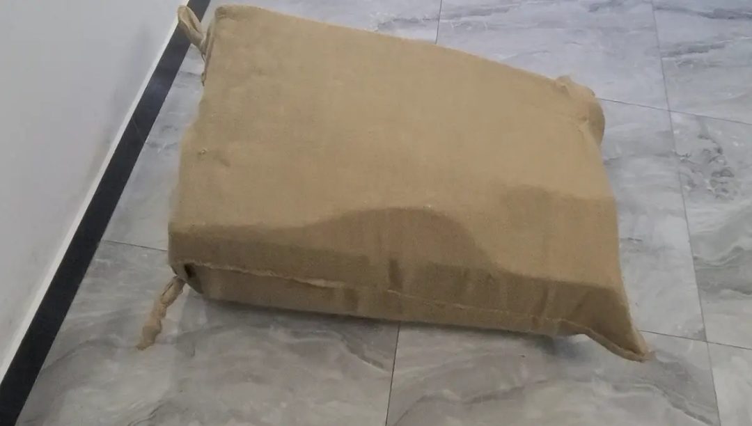 少妇被蒙上眼睛堵住嘴并绑住双手最后被封在密闭空间，看看她是如何在没有外力帮助下挣脱出来的-4