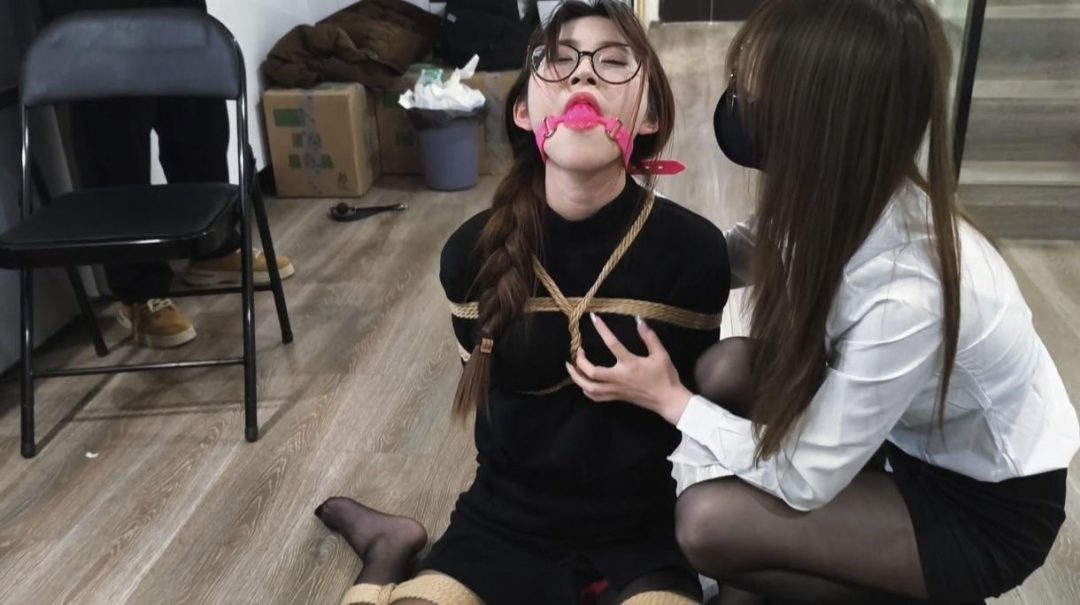 【禾一定拍】 独具女性被“测试”抗敏感丝袜，却被女推销员捆绑堵嘴挠脚心，原来是脚心敏感增强丝袜！女主被挠得精疲力尽口不能言又被放置在家等候下一次 超有感觉的百合本-7