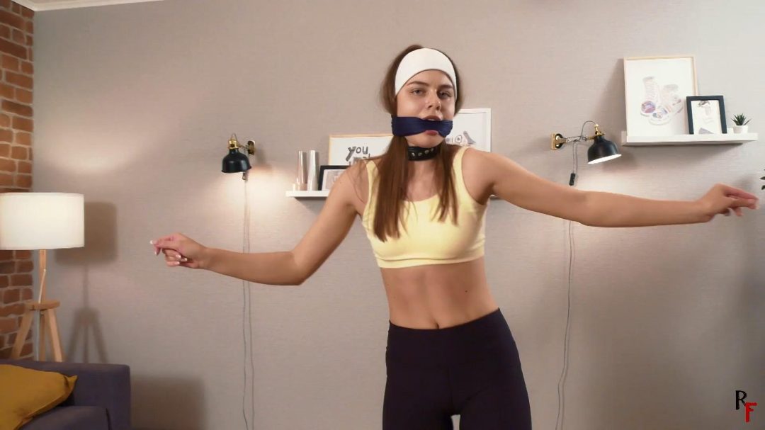 Hot cleave-gag dance from Leya-4