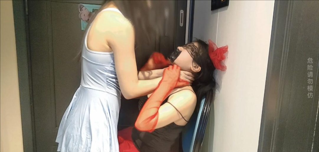 姐妹拍摄中打闹-3
