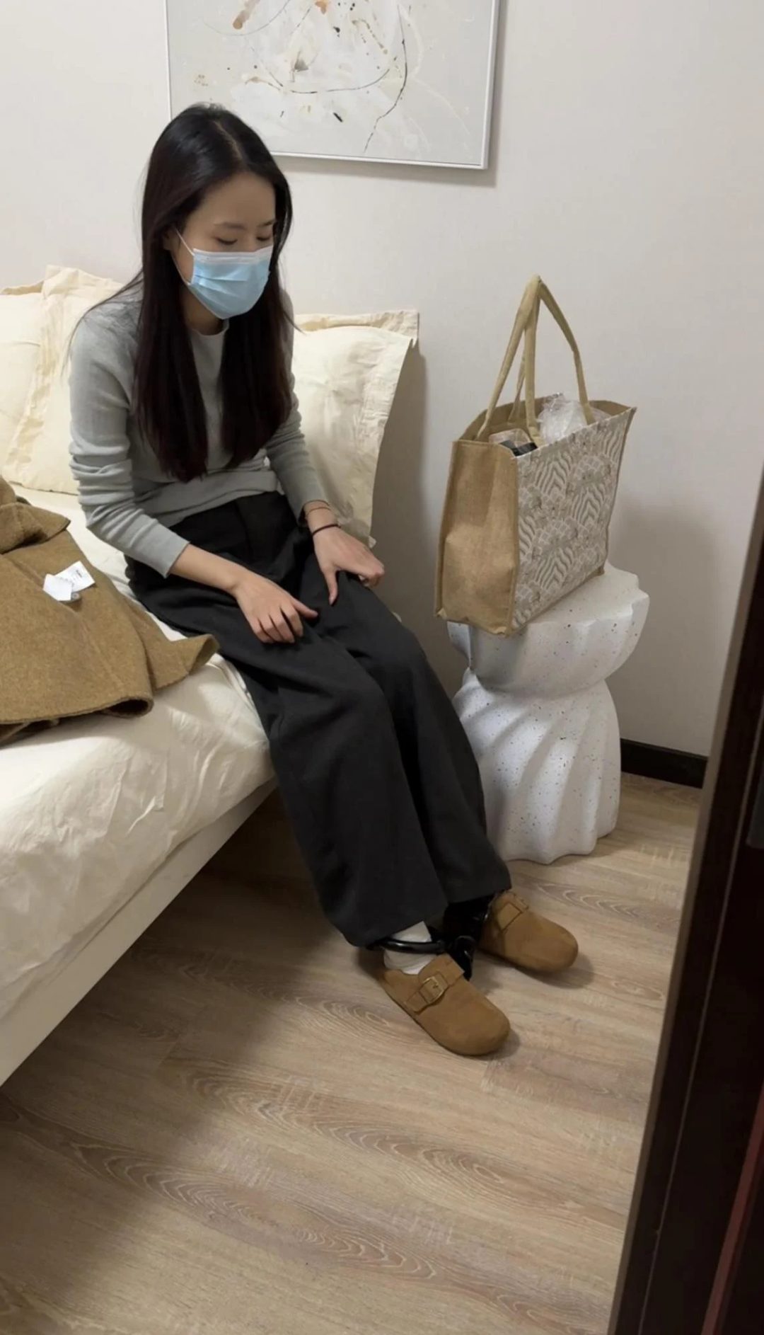 18岁清纯女高的初次脚镣体验-重镣重铐 小白袜-2