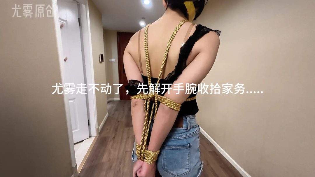 短裤黑丝10CM高跟丝袜堵嘴后高押解行走+家务+驷马固定（上）-4
