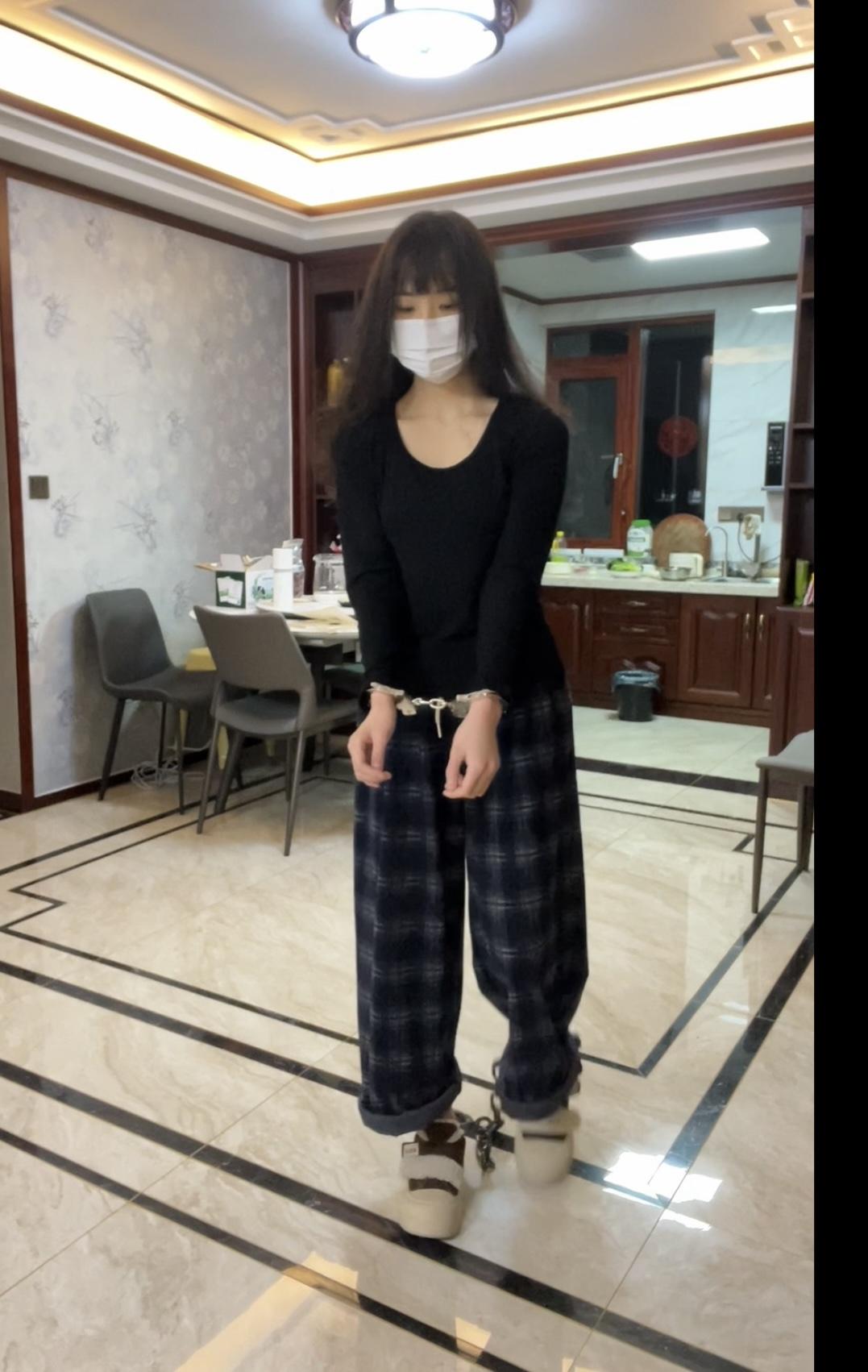 戴镣铐生活的大二女生-宅家日常-1