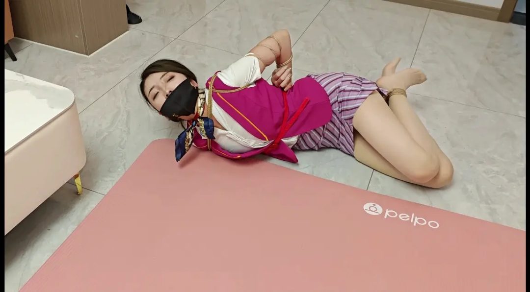 空姐被绑挣脱不能哭泣求饶，最终被吊起来玩弄-8