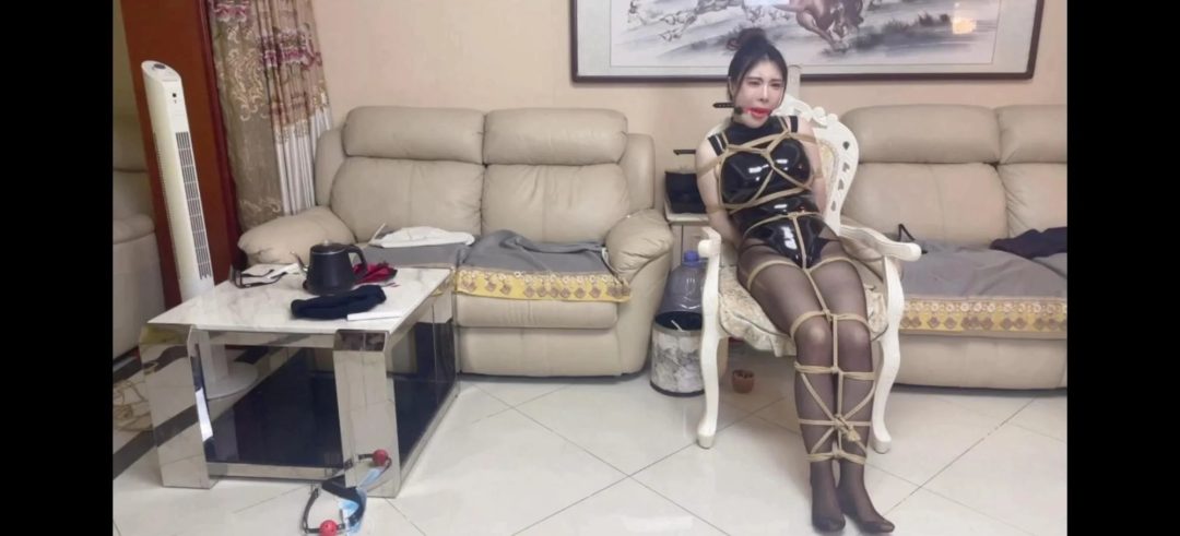 贝特工作室定拍 安慈高叉皮衣黑丝捆绑放置口球流口水-3