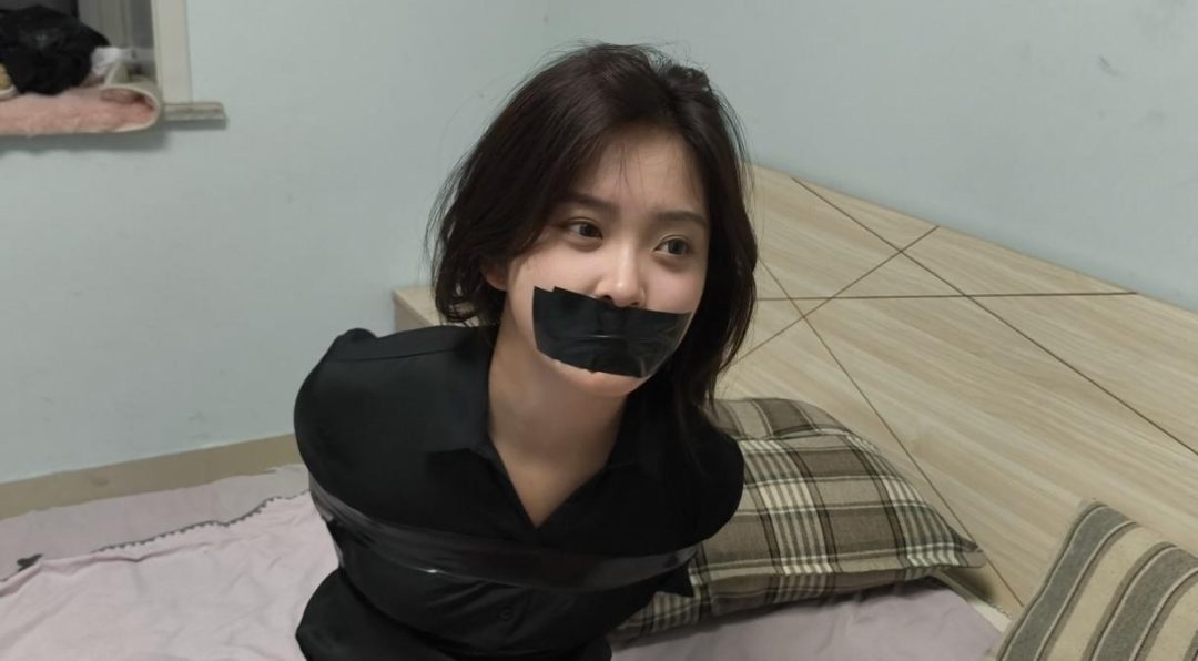 长腿甜妹名模 胶带捆绑 ol职业装大长腿 超绝黑丝 玉足 强制封嘴 代入感太强 高颜值女神小芮被吓哭了~-2