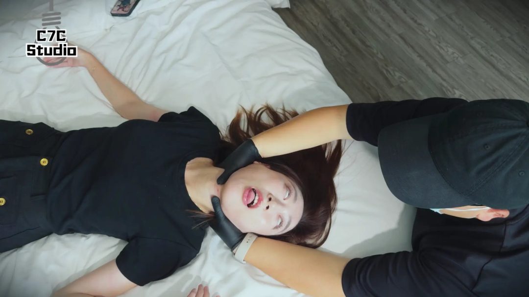 《死亡与足》白袜轻熟女被掐晕脱白袜后 玩脚摆弄-1