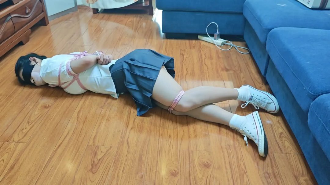 【墨色】思思jk帆布鞋白袜昏迷捆绑放置 大量白袜，脚底，帆布鞋特写-6