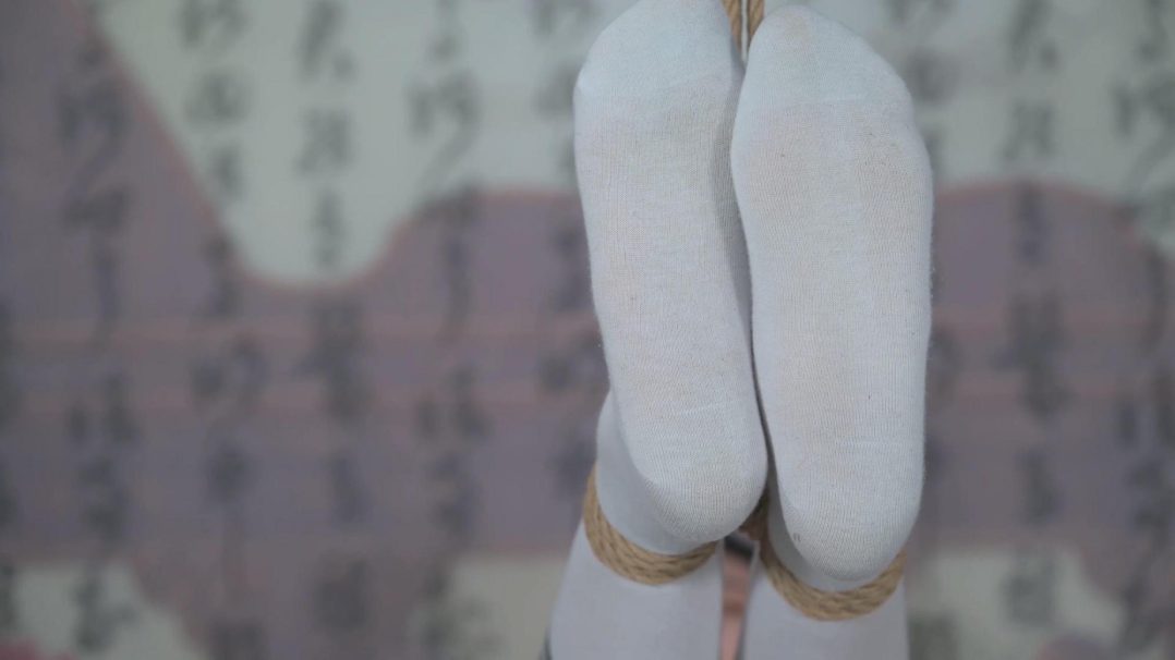 高挑妹子健身椅抱腿吊腿缚--内衣、口球、口水、运动袜、TK、股绳-4