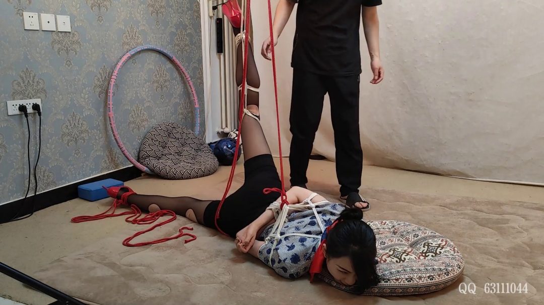 苏樱 空姐玩绳2 被撕碎的丝袜-8