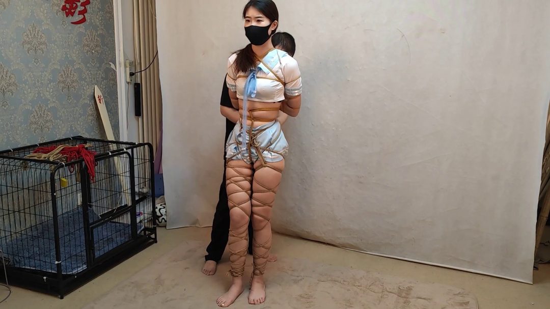 杨蕊超短学生服全身紧缚 满身的绳痕-2