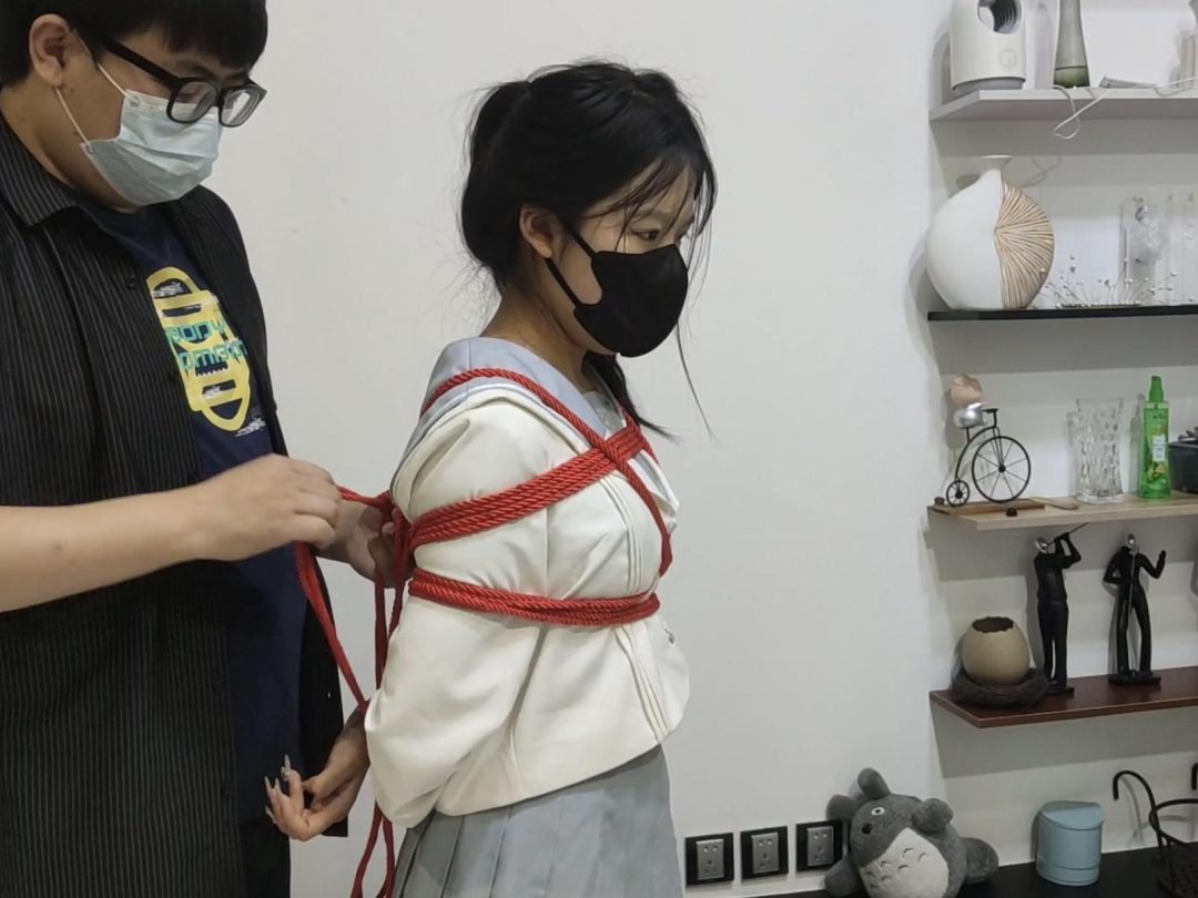【松子】18岁活泼小女生松子约绑初体验，小话痨，jk白丝马尾，单腿吊，口球太大露出小兔牙，被诱骗吃柠檬，引发大量粘稠口水，最后浑身疲软躺在我的腿上-5