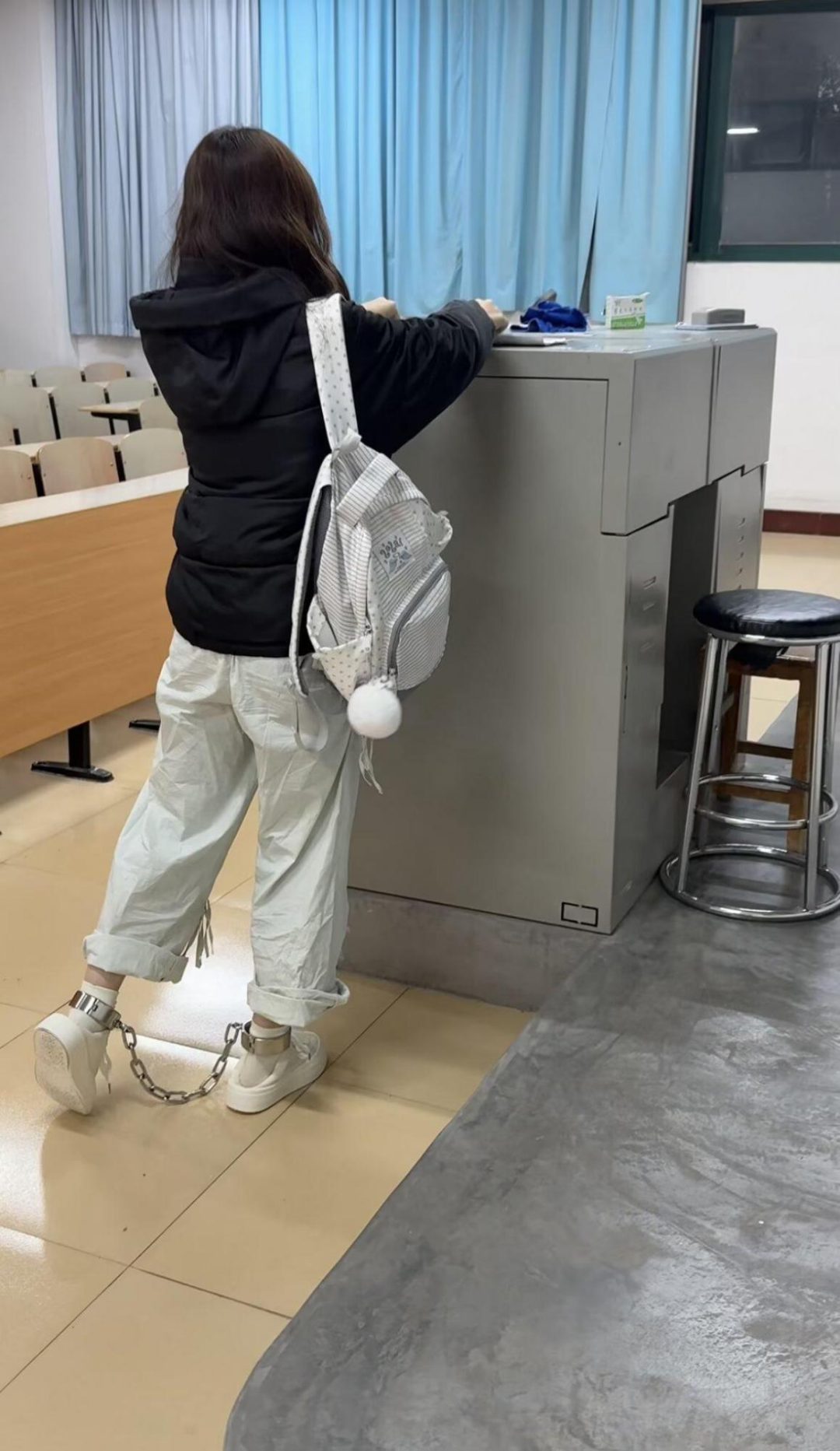 在校大二女生教室玩脚镣-戴镣在校园走路-2