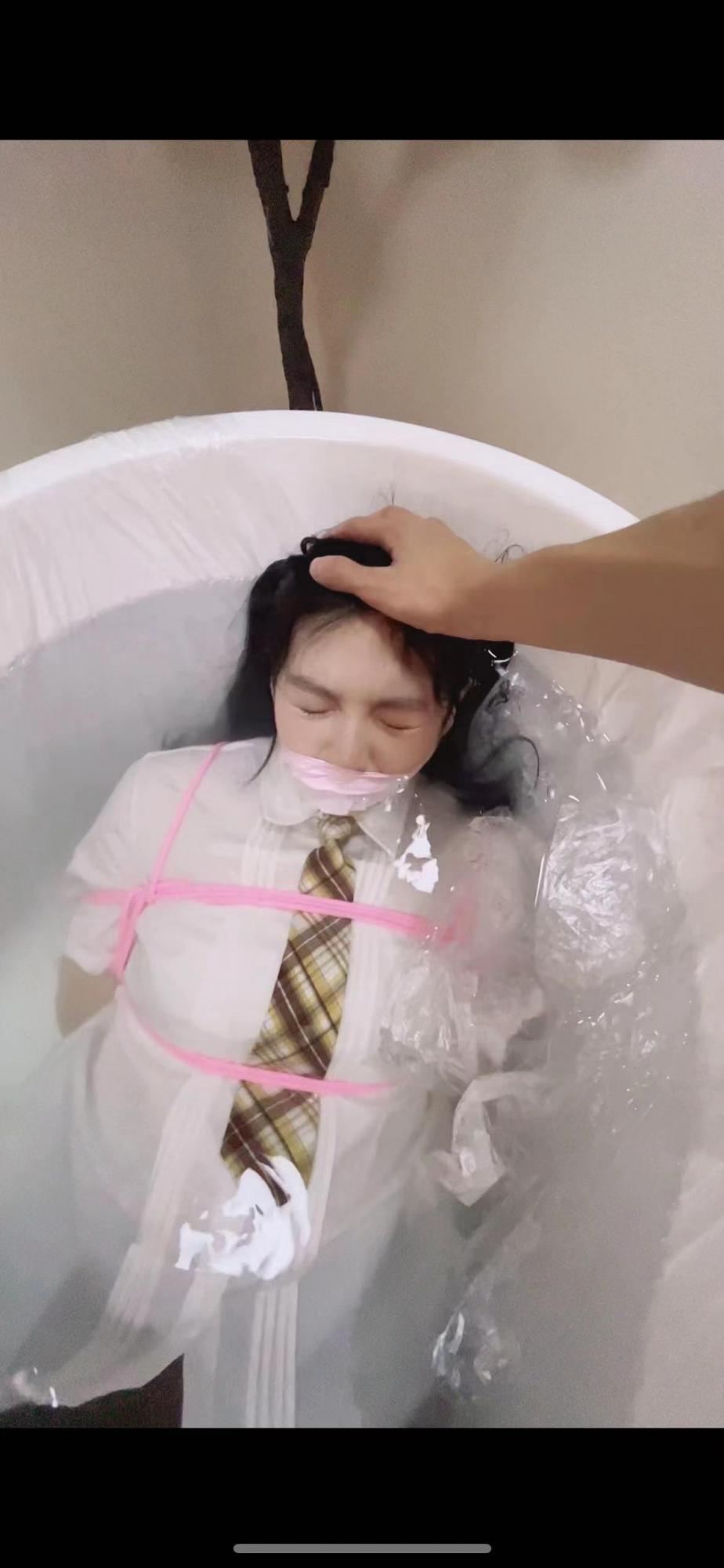 jk萝莉漂亮女大学生被捆绑丢进浴缸淹没，吓哭了！第一视角➕娇喘➕水中tk➕自救挣扎➕足部按摩特写-5