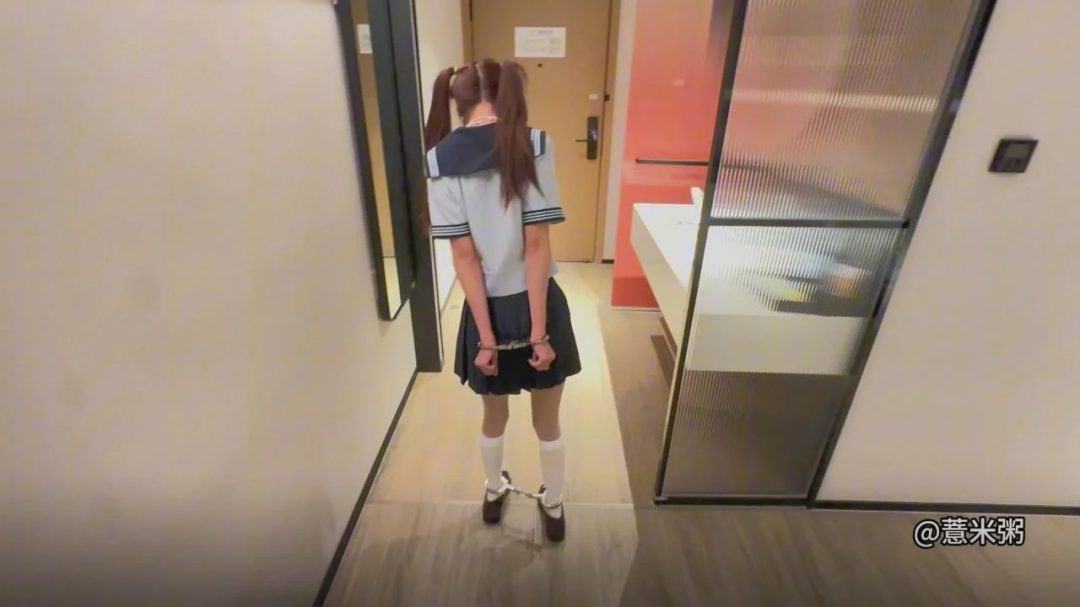 萝莉jk镣铐挣扎+镣铐行走-6