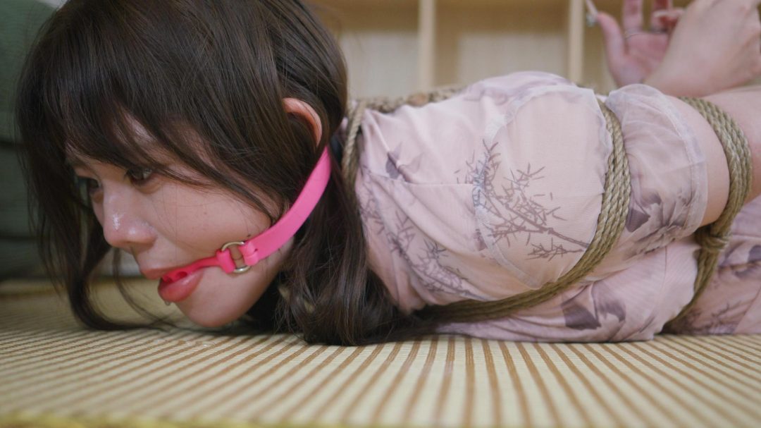 女大学生的第一次旗袍股绳捆绑绳艺体验-8