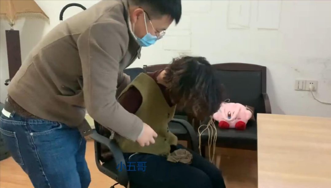 小五入室第一部(丝袜塞嘴,后换成丝巾塞嘴)-3 小五入室第一部(丝袜塞嘴,后换成丝巾塞嘴)-3