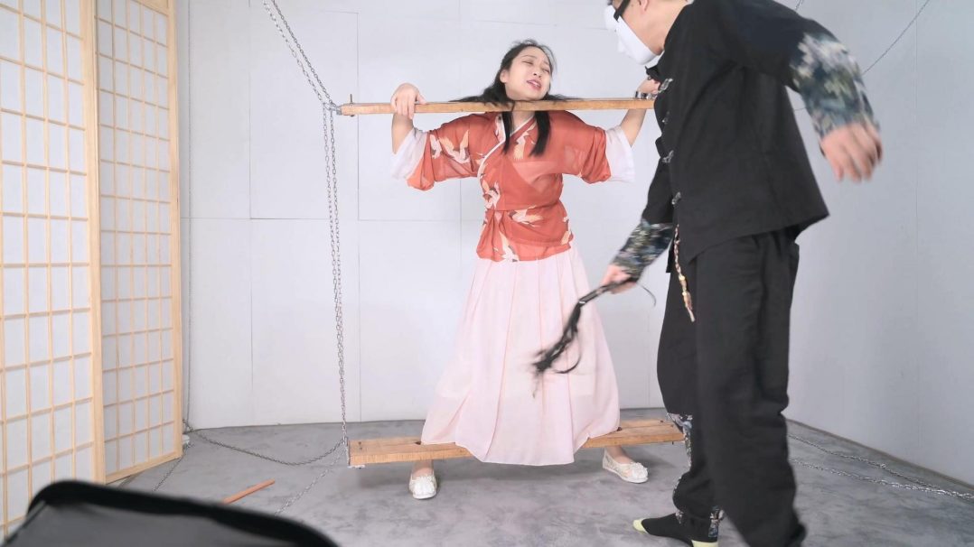 绳模沐小雨古装木枷固定，即兴发挥小剧情--戒尺、鞭打、TK-2