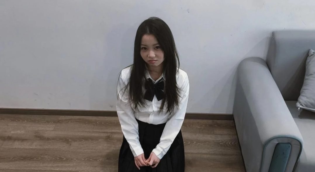 《学妹1》jk日式跪姿捡球 跪姿放置 口球 胸缚 口水肆意 tk tj 清纯学妹等待主人调教-1