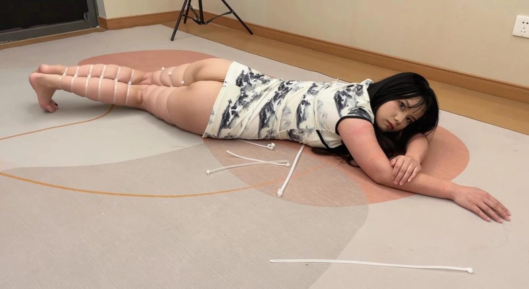 紫了 全紫了 一直以来都是追求极致的紧缚 扎带紧缚一次比一次狠 虽然疼痛难忍但是很爽很满足-6