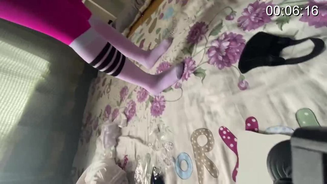 小猫换丝袜带上口球的全过程-6