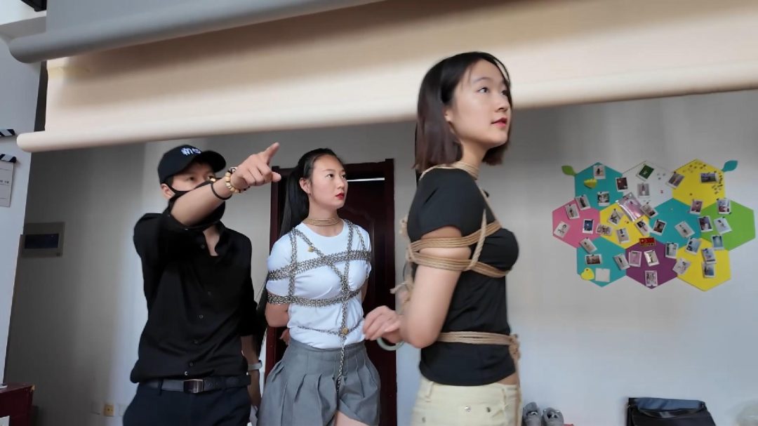 一绳所爱工作室定拍 姐妹花参观绳艺体验店（上） 紫涵&晓晓两姐妹慕名而来绳艺体验店，1米7大长腿绑着绳子到处逛+铁链紧缚-5