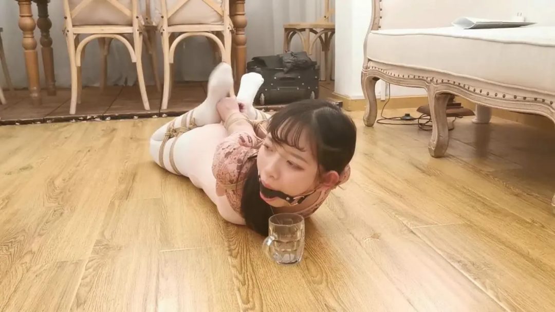 珊珊花纹露背体操服白丝紧缚放置-2