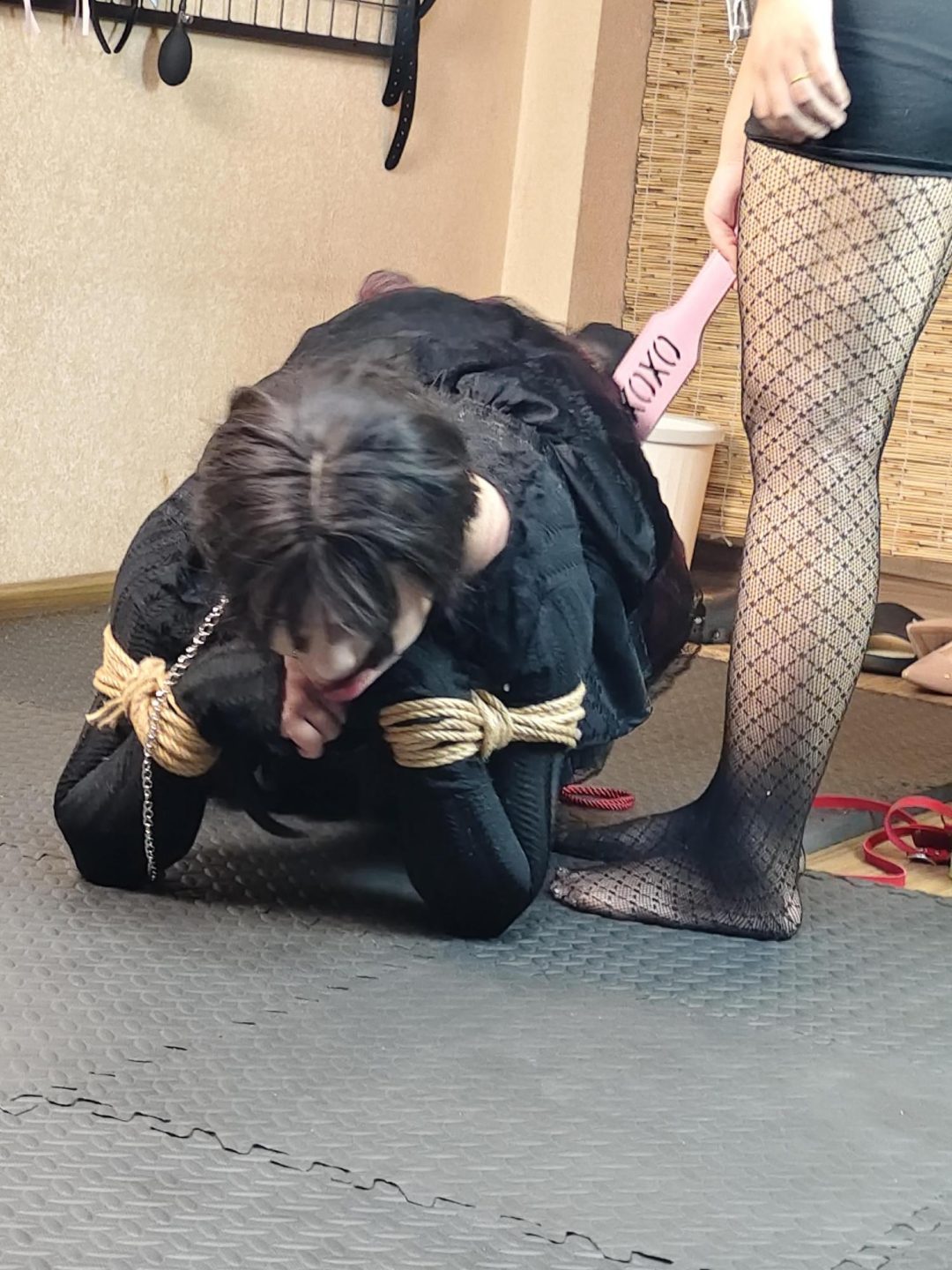 【悦感日记】老板娘这次化身女S，调J来店的超好看的美女“小姐姐“,郊狼/K9/羞辱-5