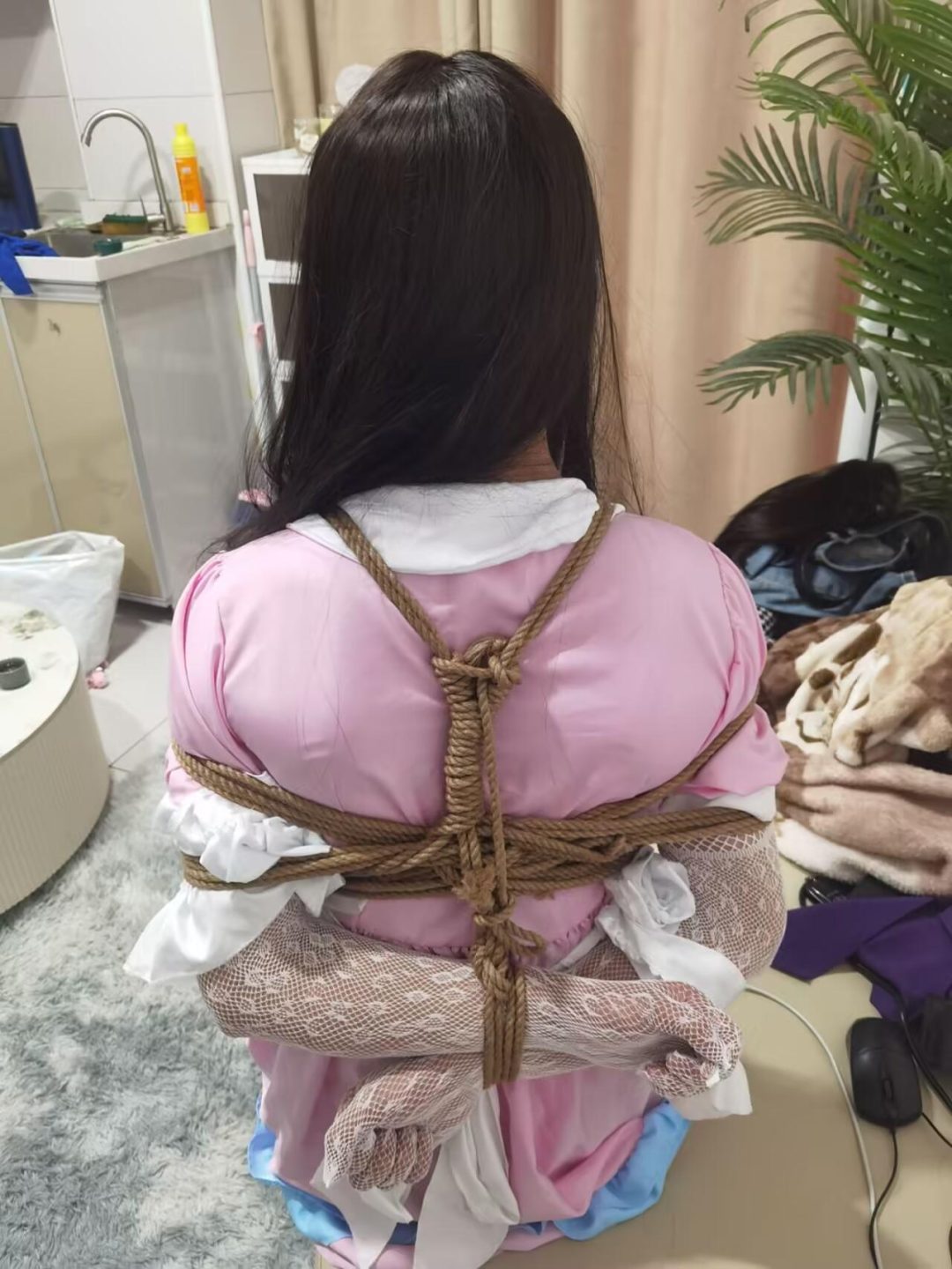 粉红小女仆的吊缚电击惩罚-2