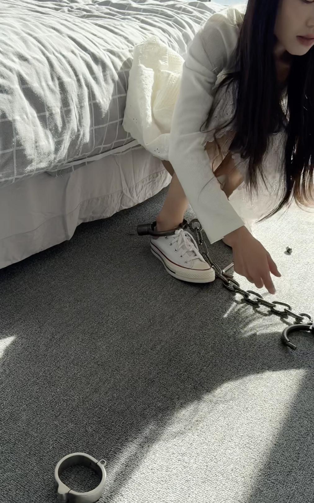 女大学生初次体验脚镣，黑铁制式脚镣-6