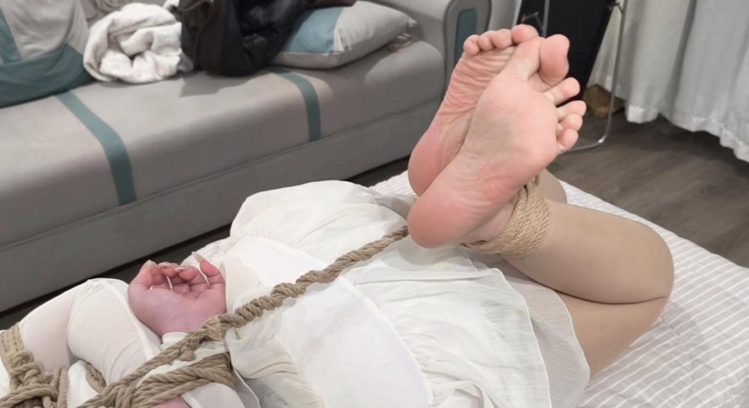 【禾一原创】（私人订制) 清纯莱莱极限驷马放置➕口球➕丝袜胶带封嘴➕剧情 裸足 强制抚摸tk 羞耻感拉满~-2