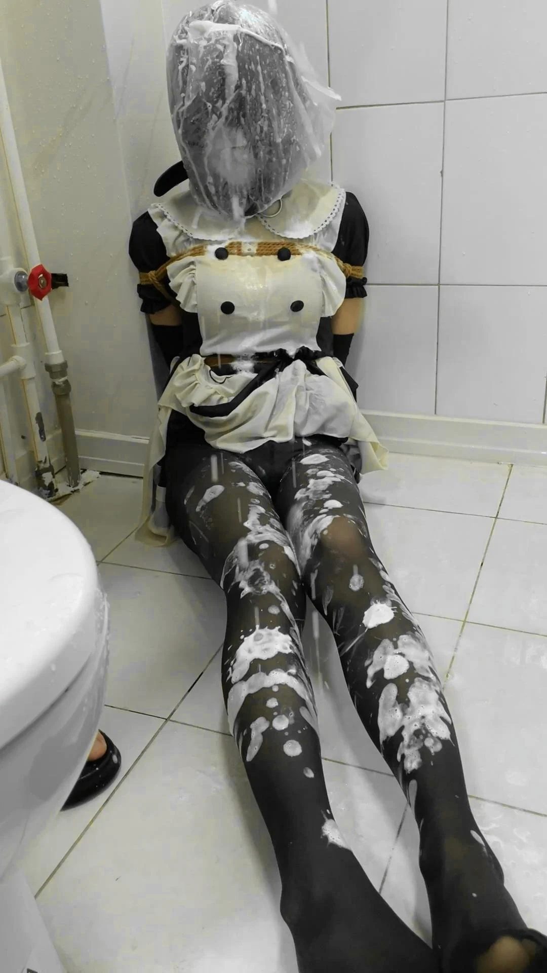 女仆捆绑强制洗澡，丝袜女仆装全部湿透，多层绳子，无法挣脱，热缩带求饶，泡沫沐浴露涂满全身，滑溜溜，洗澡还要被调教，最后虚脱躺倒在地-4