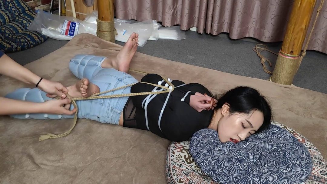 陈雅熙 牛仔裤 扎带极限观音驷马-2