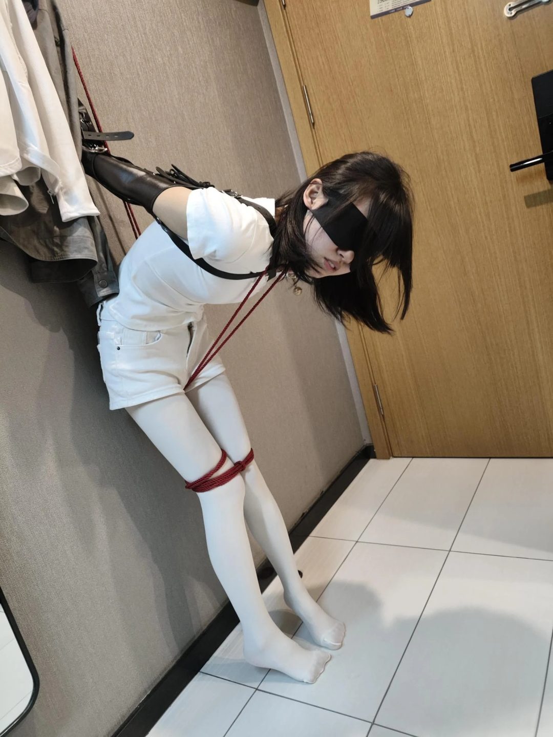 霄酱 JK+黑丝+白袜，水手服+白丝+小皮鞋，毛绒裙+小皮鞋+堆堆袜+光腿神器，白裤袜+短裤+白色T恤-2