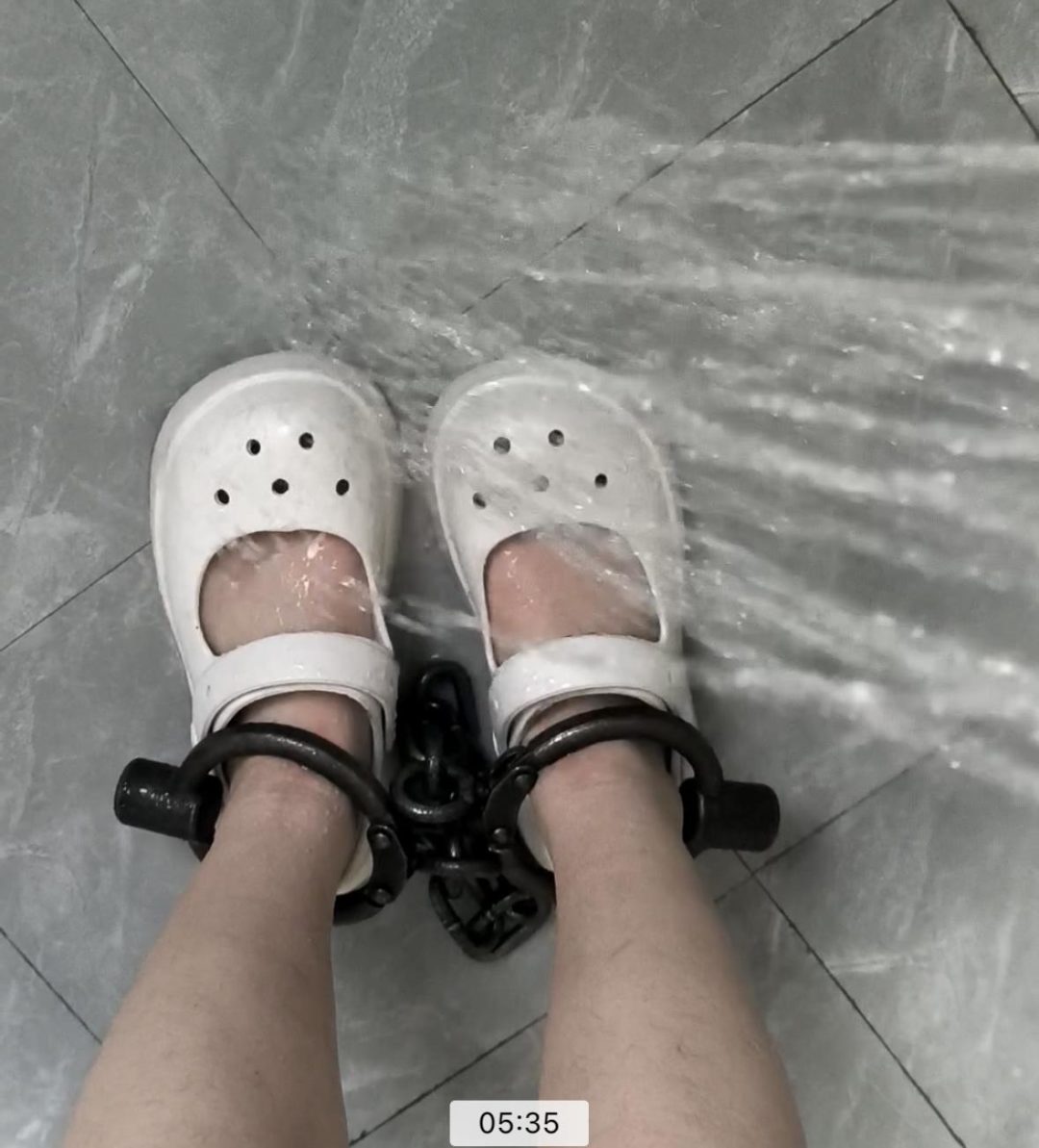 18岁高中妹子三天脚镣体验-6