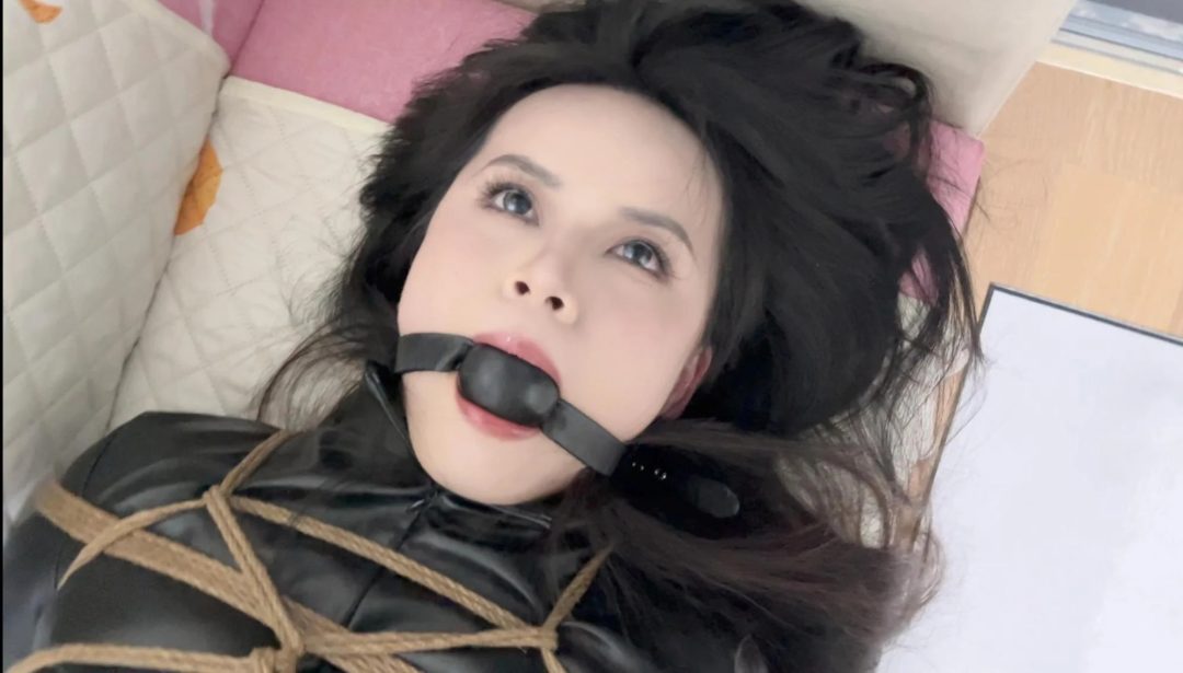 超高细跟过漆长靴黑暗皮裤御姐范紧缚之原相机怼我的脸在拍-6