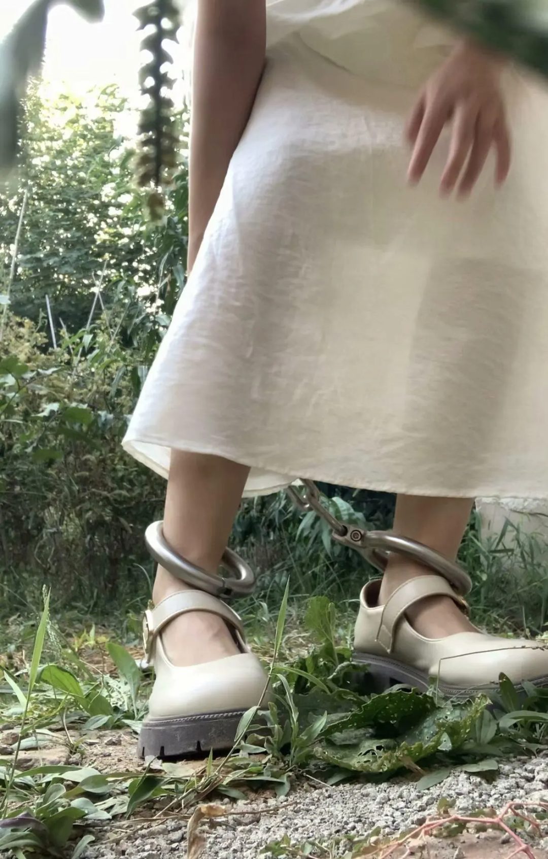 小妹子户外玩脚镣，小皮鞋白裙子-3