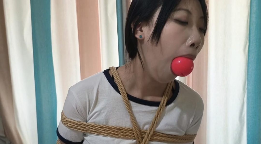 【禾一原创】（惩罚与奖励）要求用嘴把口球叼到指定地点 被骗的小慧成功与否都要被刷子折磨 演技在线 极品玉足～-3