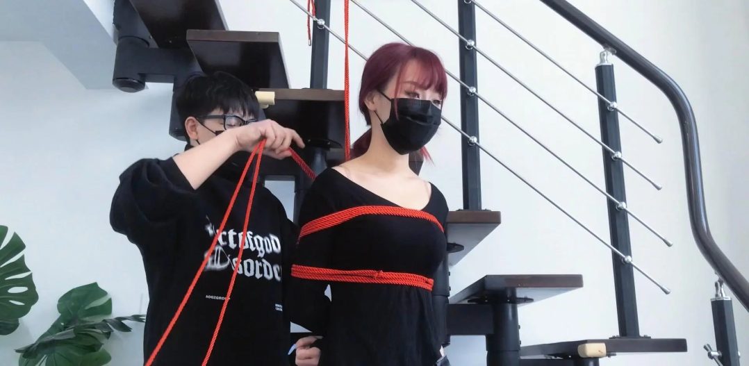 红发女神小粥试镜，173cm身材，柔韧度很高，单腿吊，第一次就尝试5cm大号口球，靠近能明显听到口水呼噜的声音-2