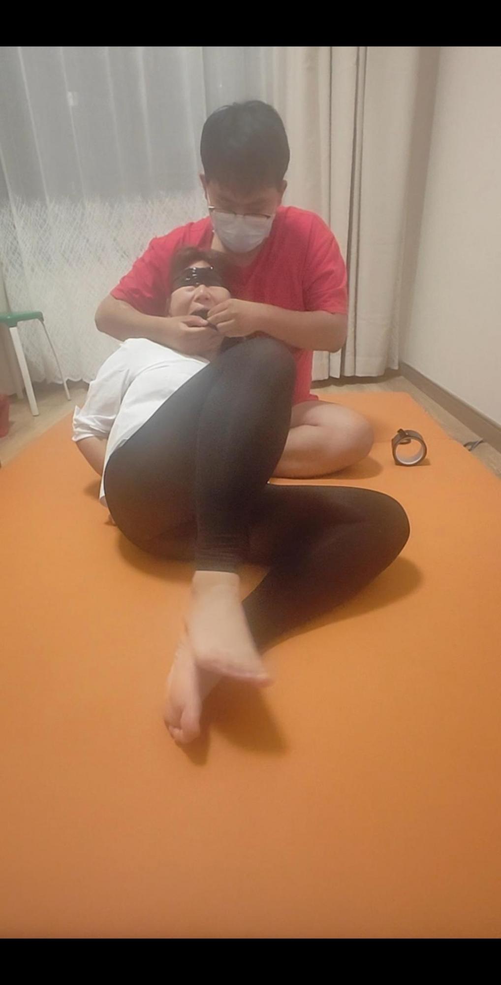 媳妇裸足丝袜堵嘴干呕口水横流窒x调教抽搐，生气崩溃到原地乱跳-2